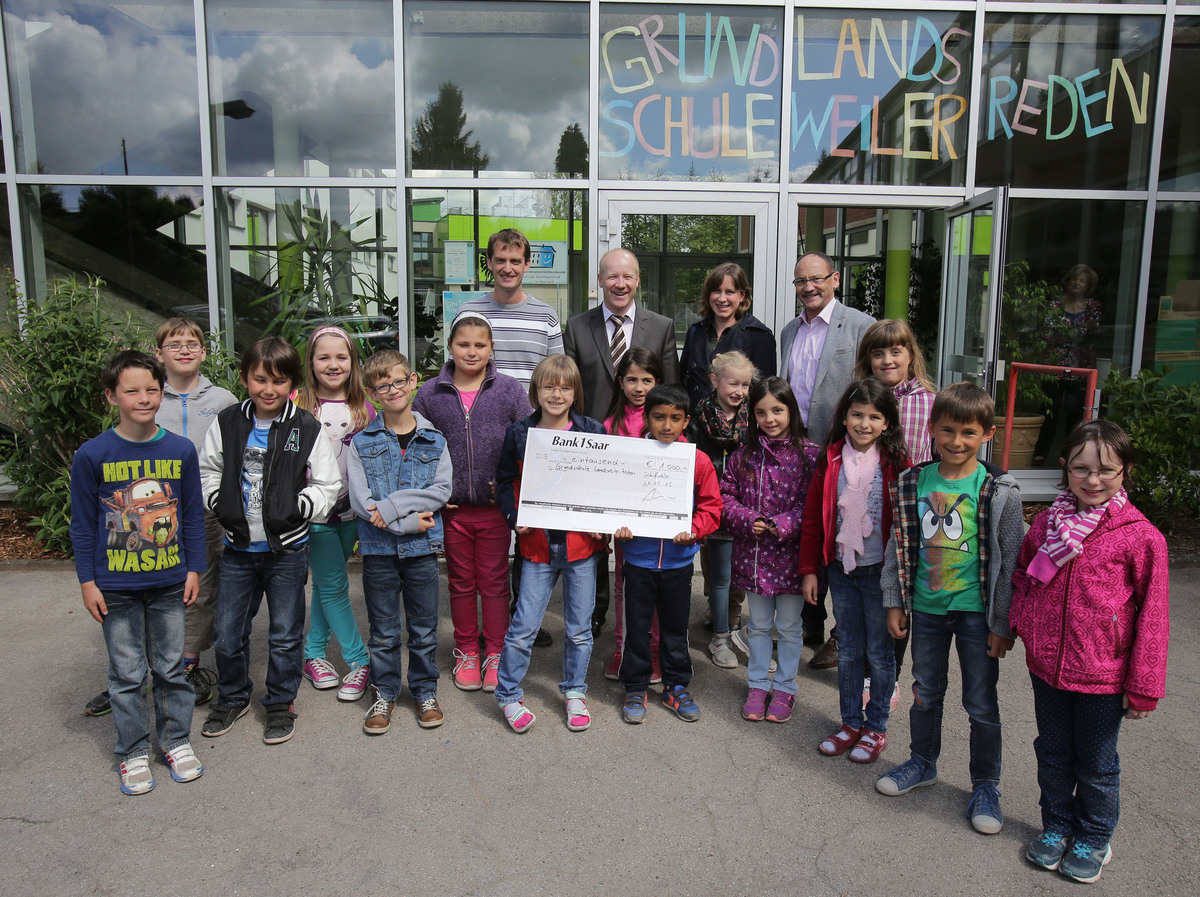 Sparverein Saarland E V Bank 1 Saar Uberreicht 1 000 Euro An